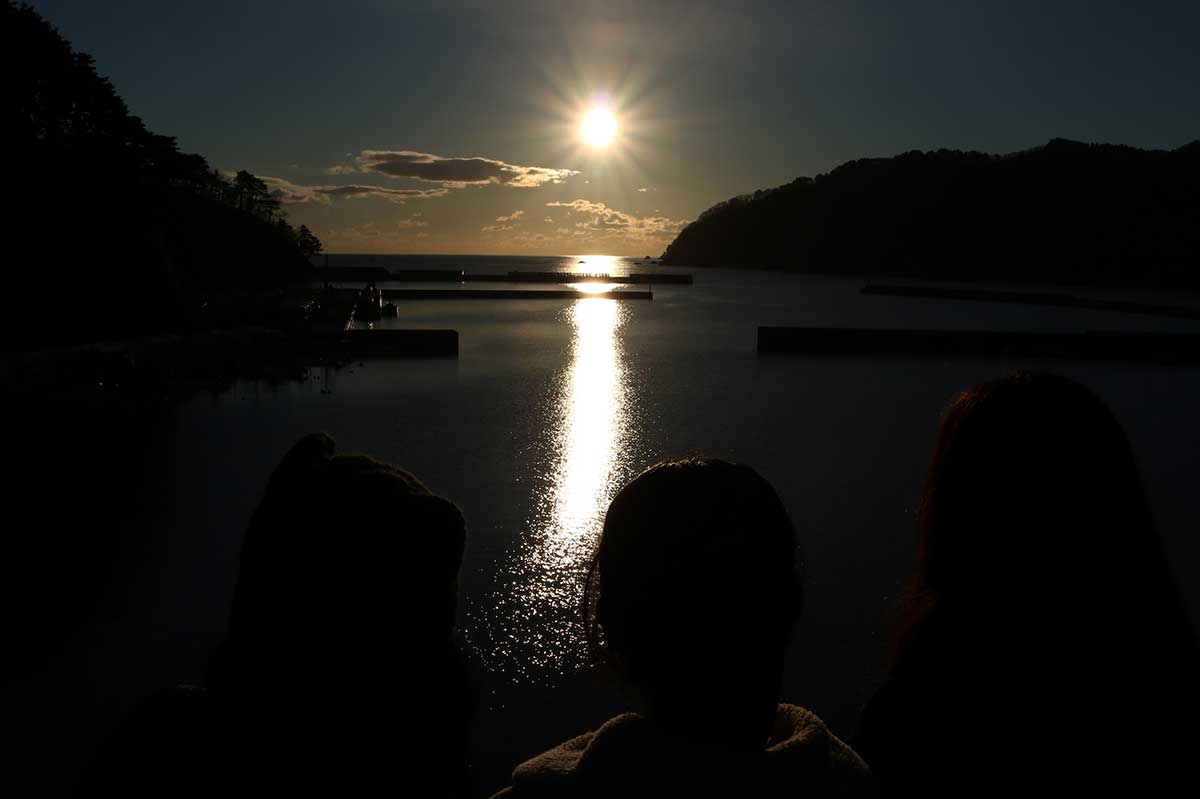 両石漁港から望む２０２３年の初日の出。神々しい光が海面を照らす