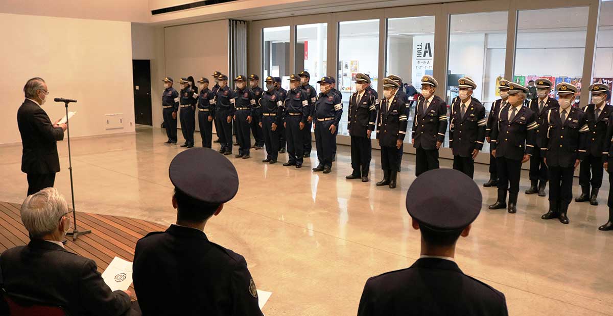 年頭にあたり野田武則市長の訓示を受ける防犯隊員（左側）と交通指導隊員（右側）