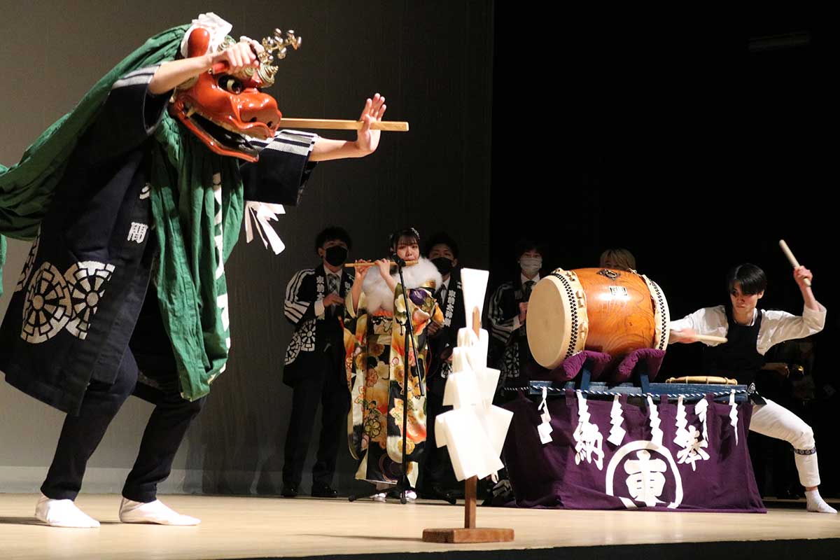 式典初となった神楽の演舞。東前太神楽の継承メンバーら８人が披露した