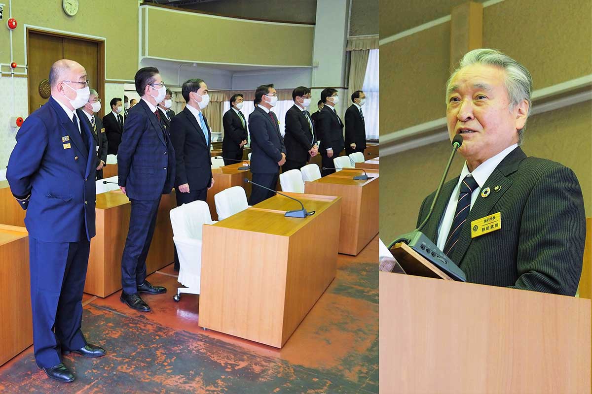 仕事始め式で訓示する野田市長（写真右）。幹部職員らが聞き入った