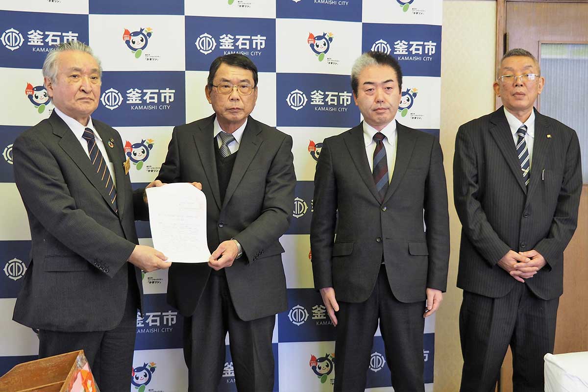 野田市長（左）に要請書を手渡す村上会長（左から2人目）ら