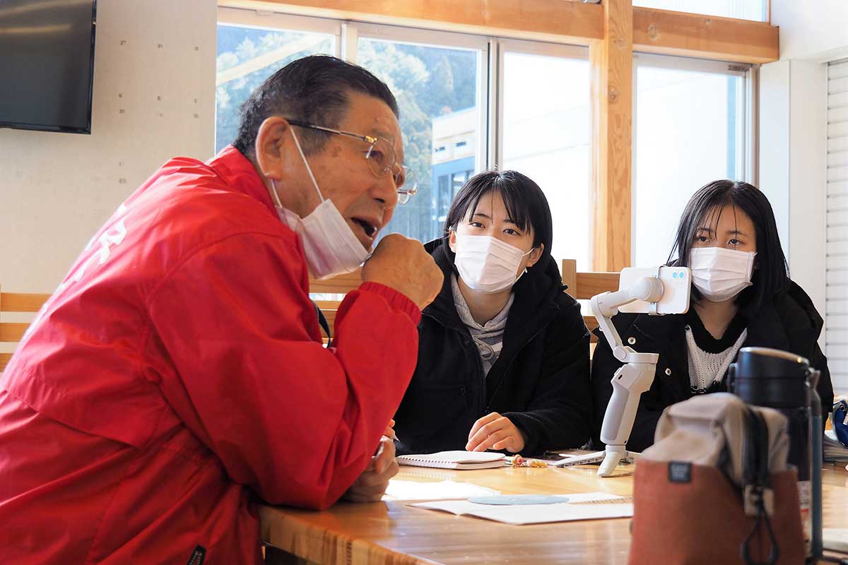横山さん（左）の経験談に耳を傾ける釜石高の生徒＝1月26日、鵜住居町