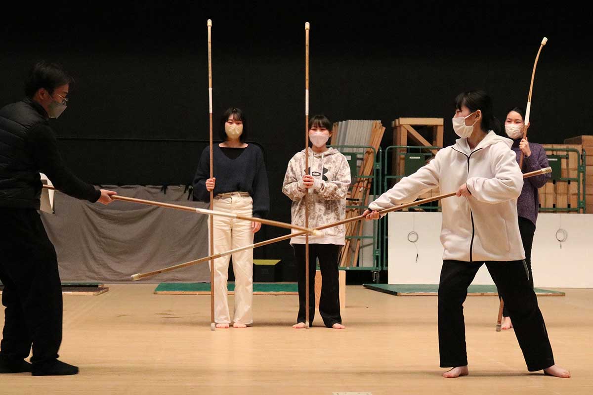 釜石高等女学校生徒役の釜石商工高なぎなた部員らは劇中で技も披露する