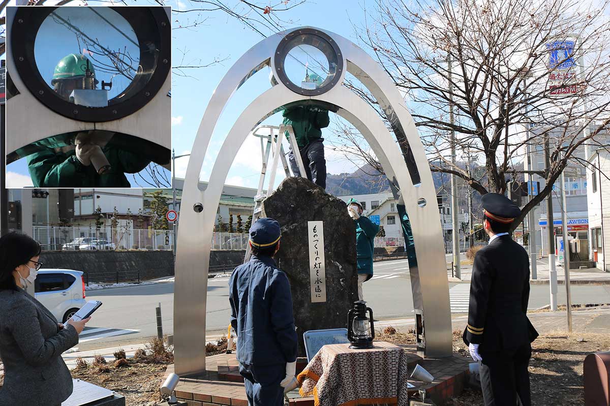 「鉄のモニュメント」にともされる「ものづくりの灯」を釜石ガスの社員が採火