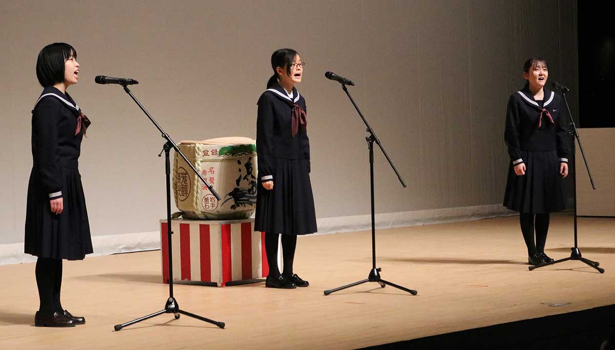 釜石高音楽部の生徒は清らかな歌声で会のオープニングを飾った