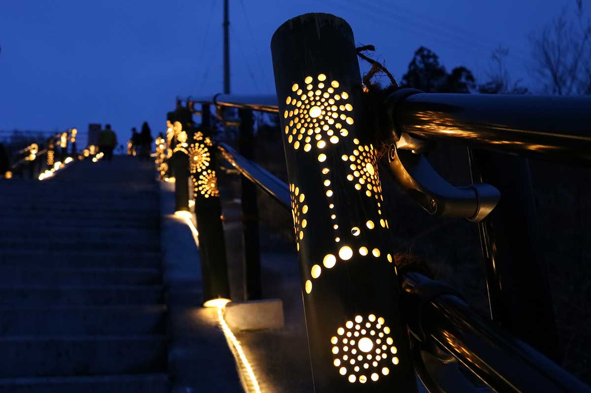 根浜の避難階段の手すりに設置された竹灯籠＝昨年の点灯式で撮影