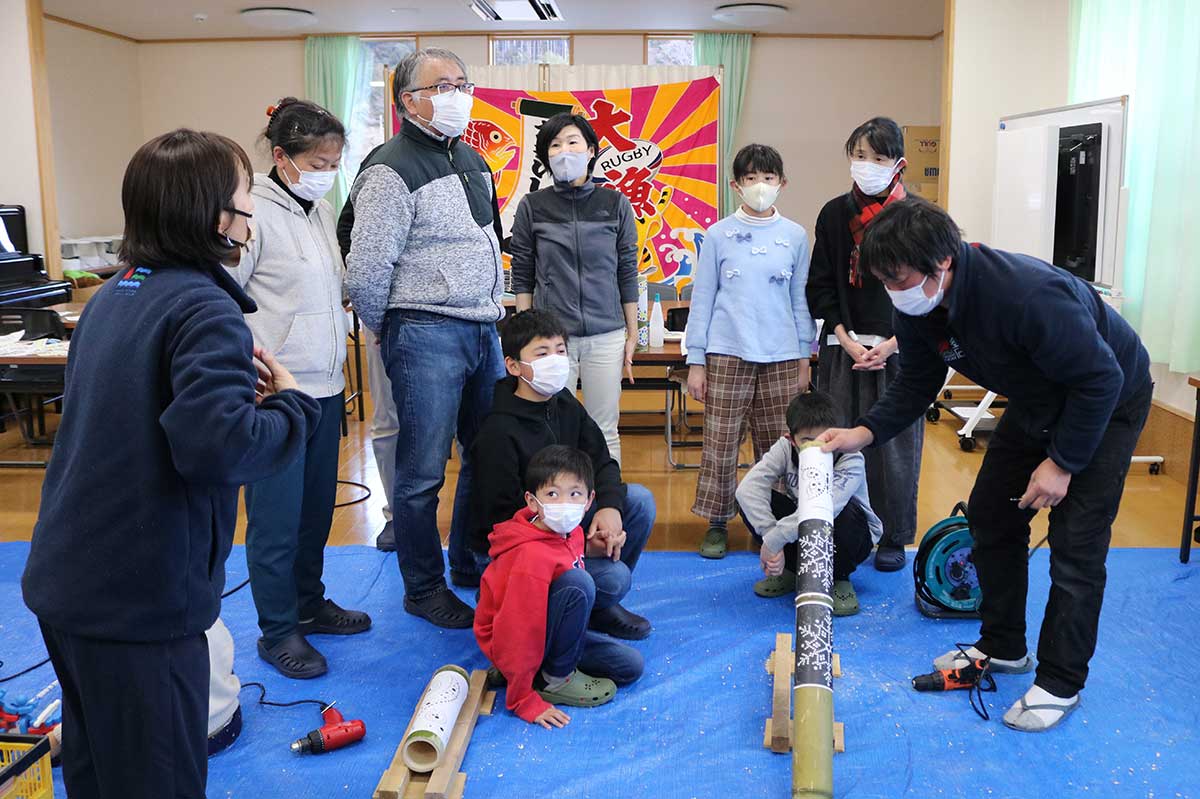市内の家族らが参加した竹灯籠づくり体験会＝１月２８日午後・根浜レストハウス