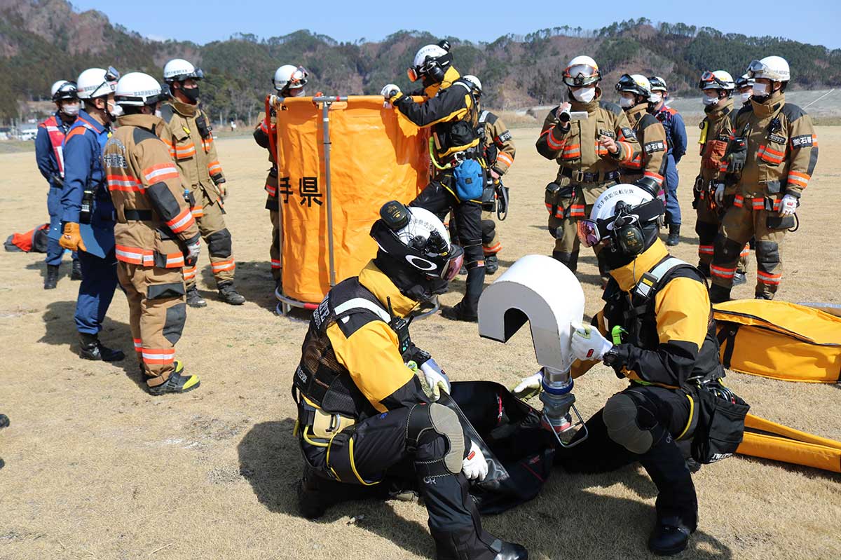県防災航空隊の隊員が空中消火で使う資機材の扱い方を説明
