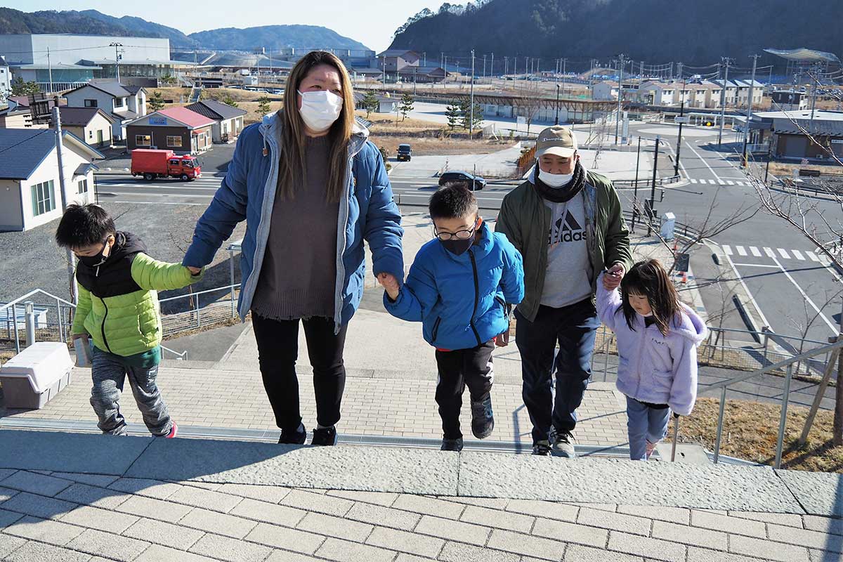 釜石市内一斉に行われた地震・津波避難訓練。鵜住居地区では住民らが高台の避難場所に向かった