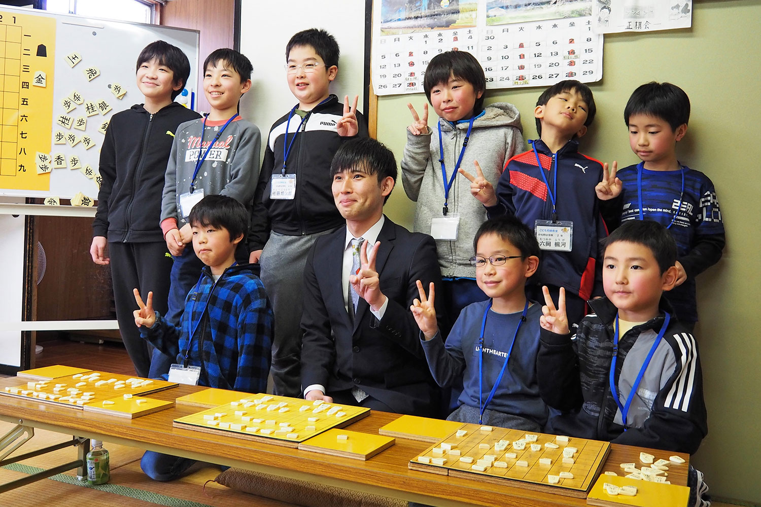 憧れの小山さんと（前列右から3人目）と交流し笑顔の子どもたち＝小佐野コミュニティ会館