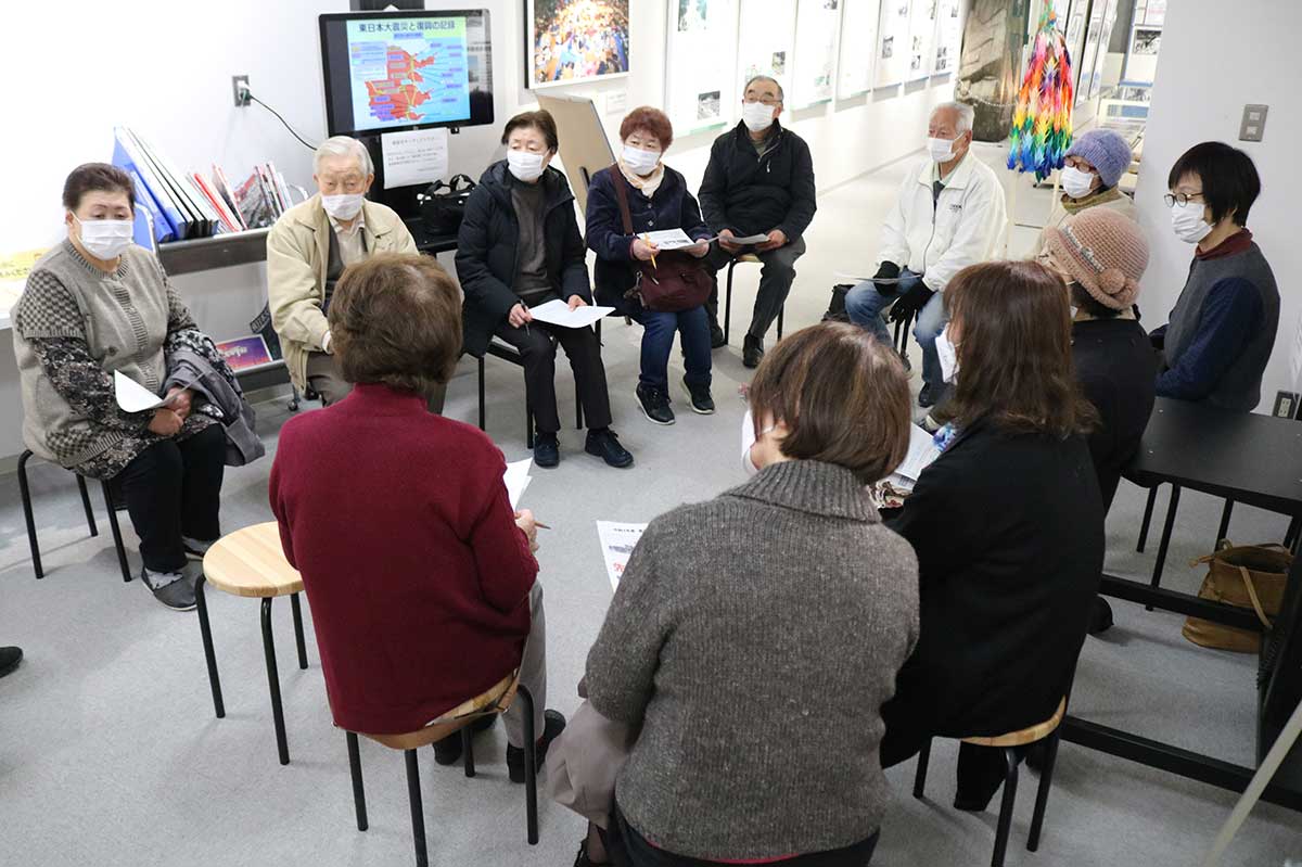 学習会を再開した「釜石の歴史を学ぶ会」の会員ら＝18日、市郷土資料館