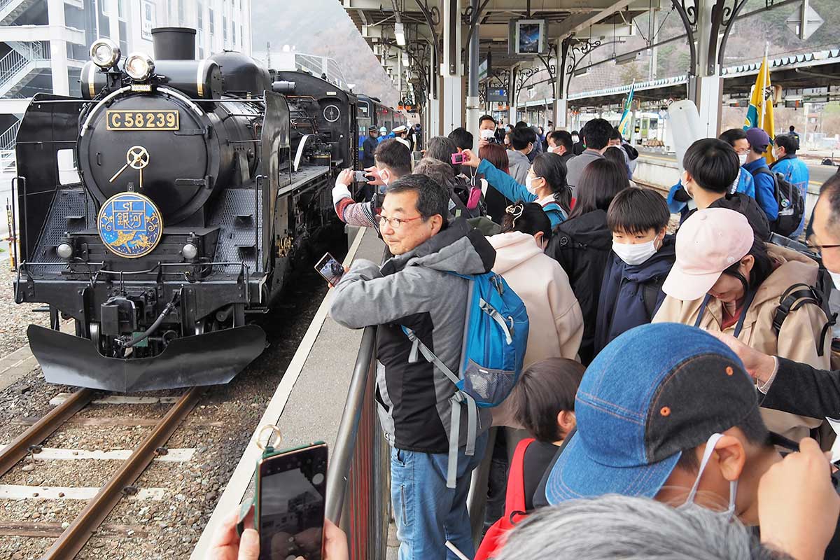 客席はほぼ満席で、釜石駅ホームは家族連れらであふれた＝25日