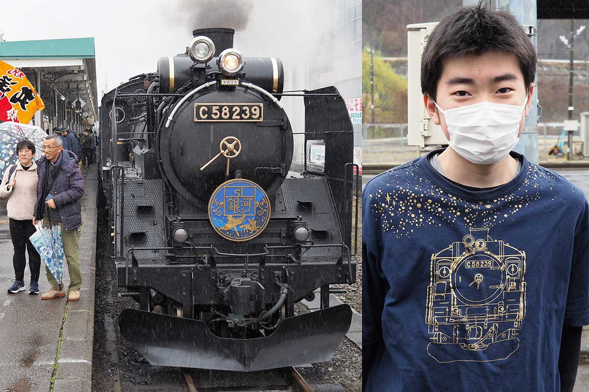 SLをバックに記念写真（写真左）。SL乗車48回目の川村さん（同右）＝26日