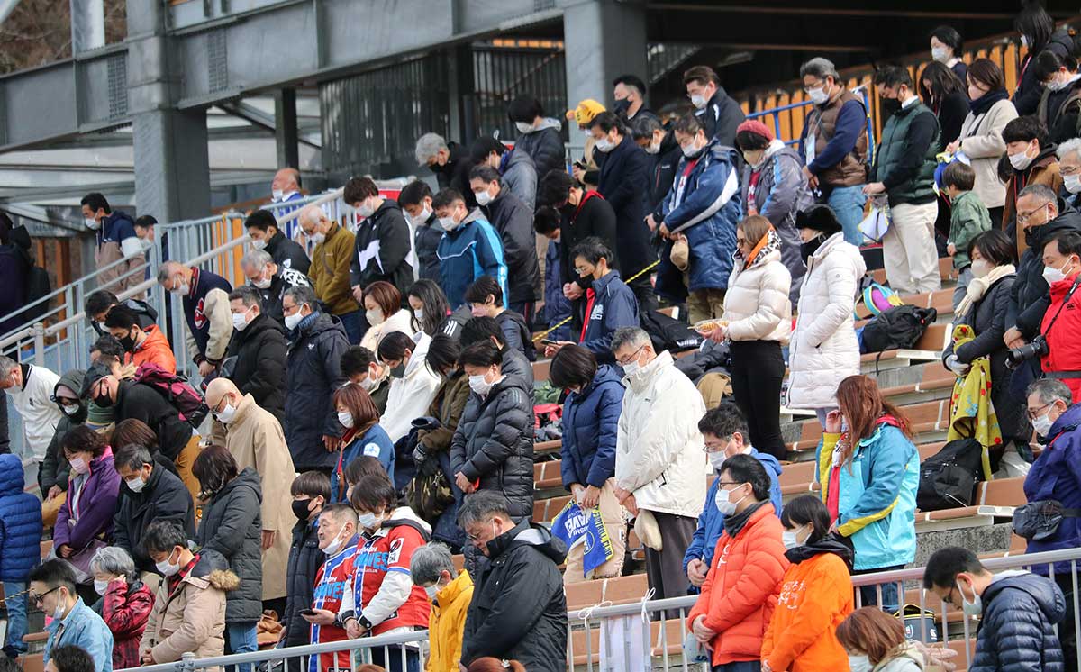 試合前には選手、観客らが東日本大震災の犠牲者に黙とうをささげた