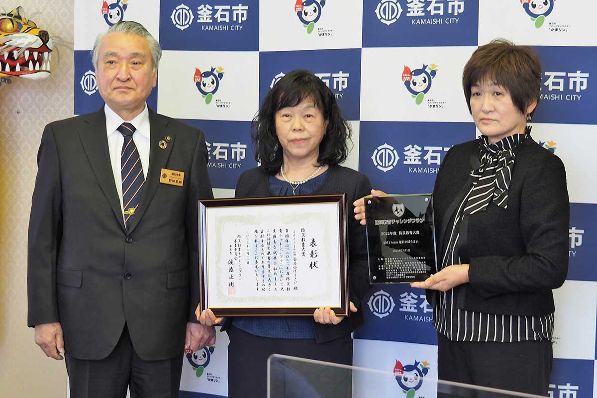 野田武則市長(左)に受賞を報告した加藤孔子さん(中)と寺田恵美子さん