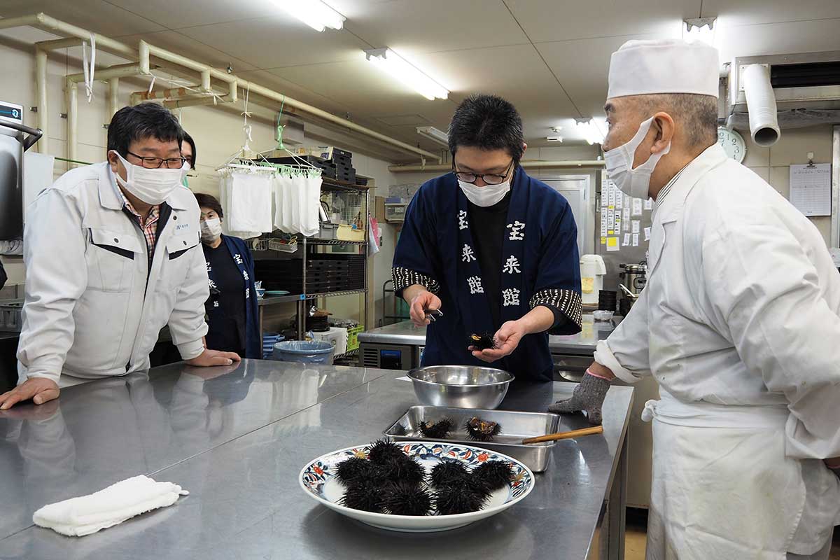宝来館の調理場で出来を確かめる千葉さん（左）、松田さんら