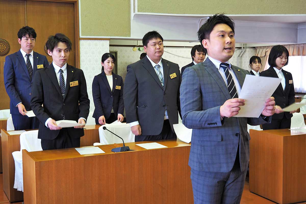 釜石市の新職員を代表して宣誓書を読み上げる佐々木要さん＝3日、釜石市役所議場