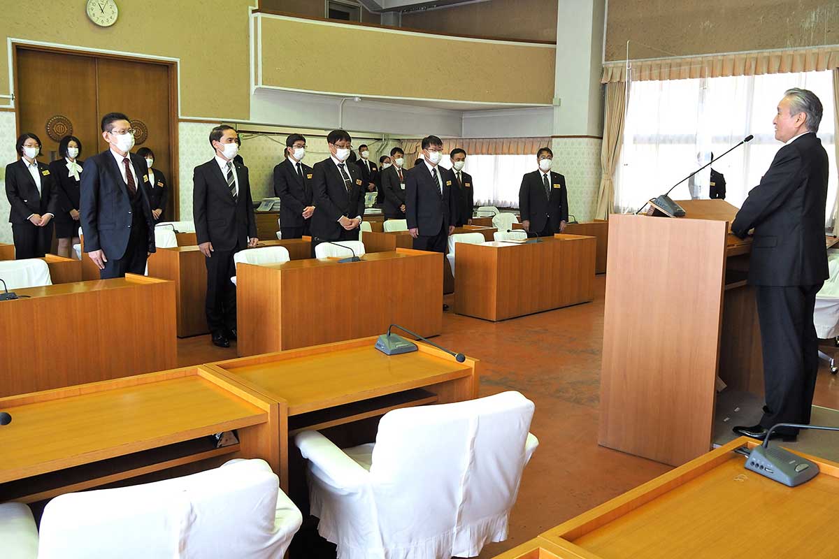 野田武則市長（右）の訓示に耳を傾ける市職員＝3日、釜石市役所議場