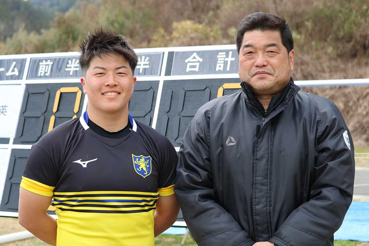 釜石市出身、仙台育英学園3年のCTB及川勝太さん（左）。父勝加さん（右）は釜石シーウェイブスジュニアの指導者