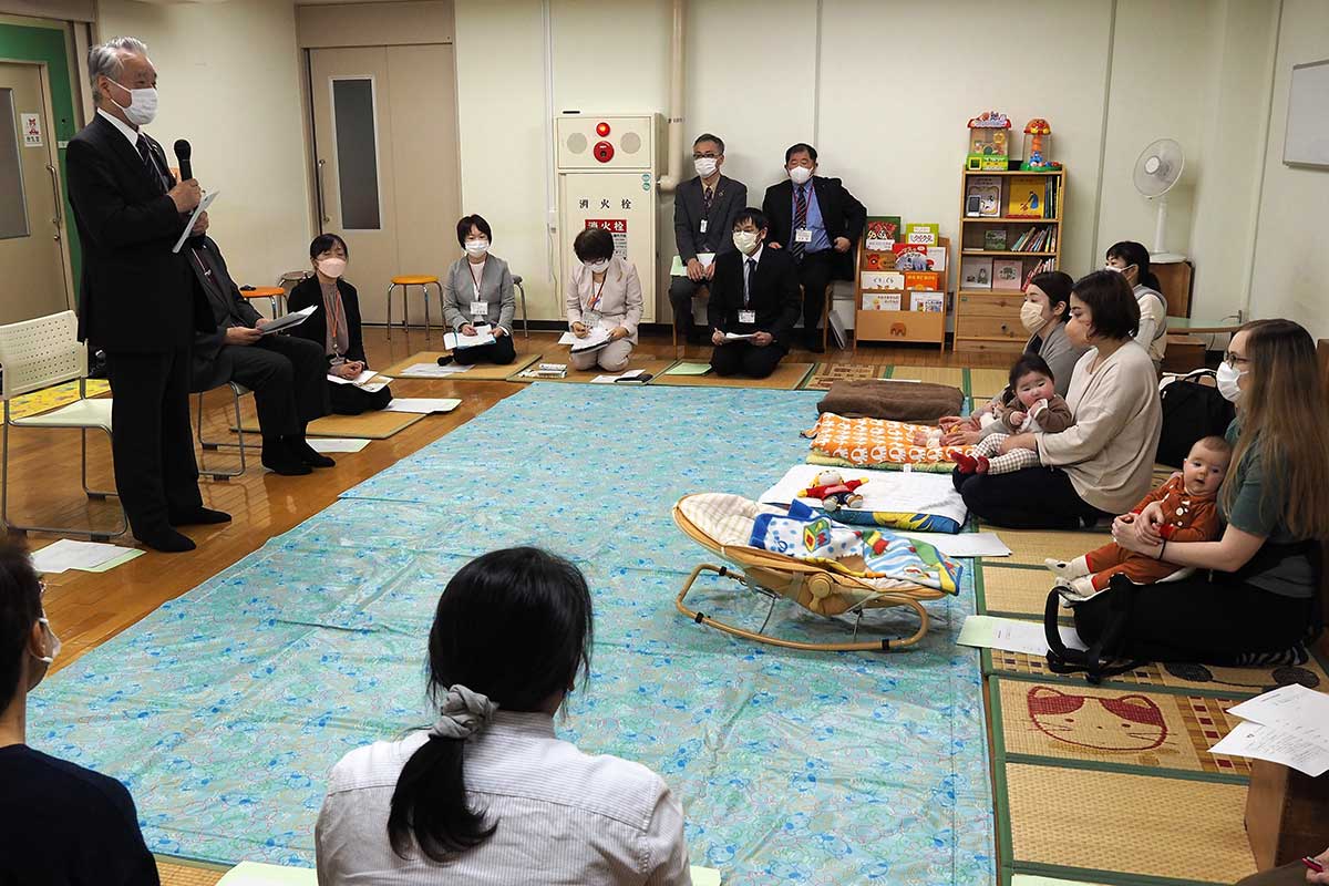 「よりよい支援策を」。妊産婦の厳しい声を受け止める野田市長（左）