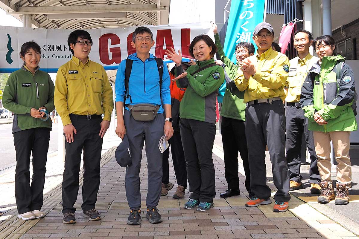 1000キロ超の道のりを踏破し、環境省の職員らに拍手で出迎えられた田村さん（左から3人目）
