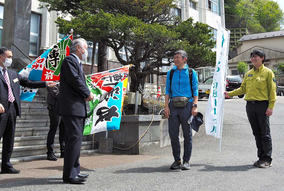 釜石市役所前では野田市長や市職員が大漁旗を振って激励した