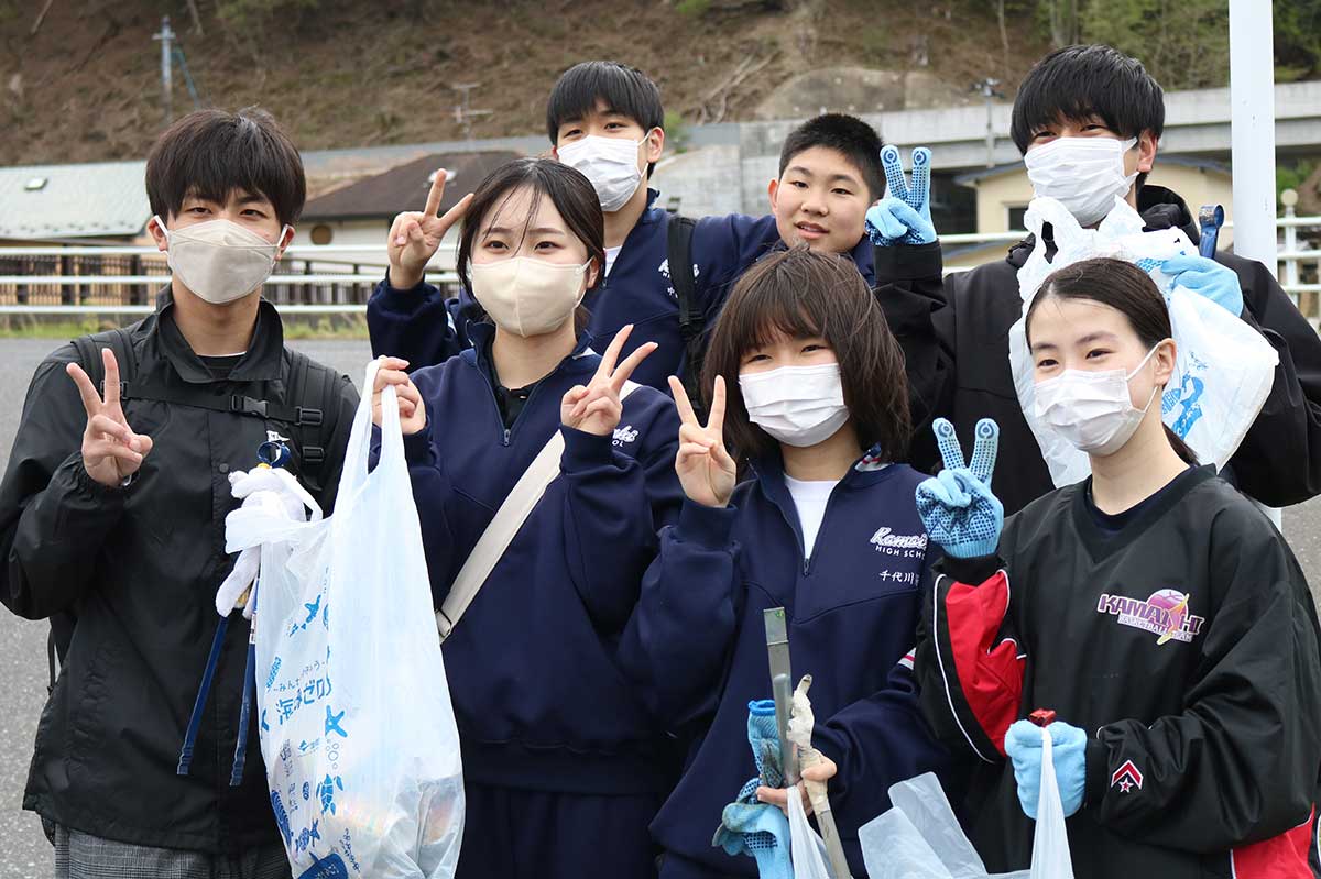活動に参加した釜石高の生徒ら。学校近くの環境美化に一役買った