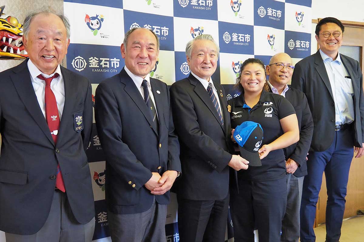 野田武則市長（左から3人目）に海外リーグでの収穫を報告した柏木那月選手（同4人目）ら