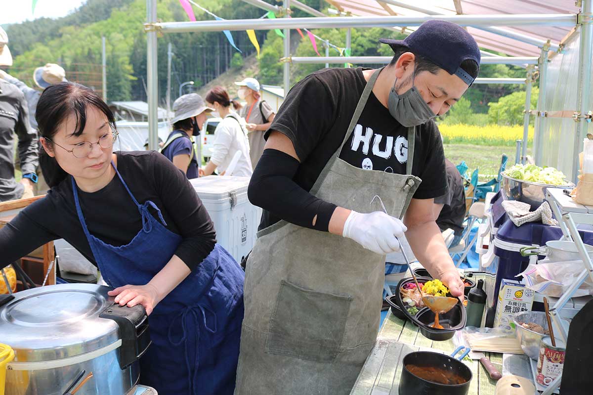 釜石出身の三浦聖貴さんが営む「おやさい食堂カラコマ」（盛岡市）はビーガンカレー弁当を販売