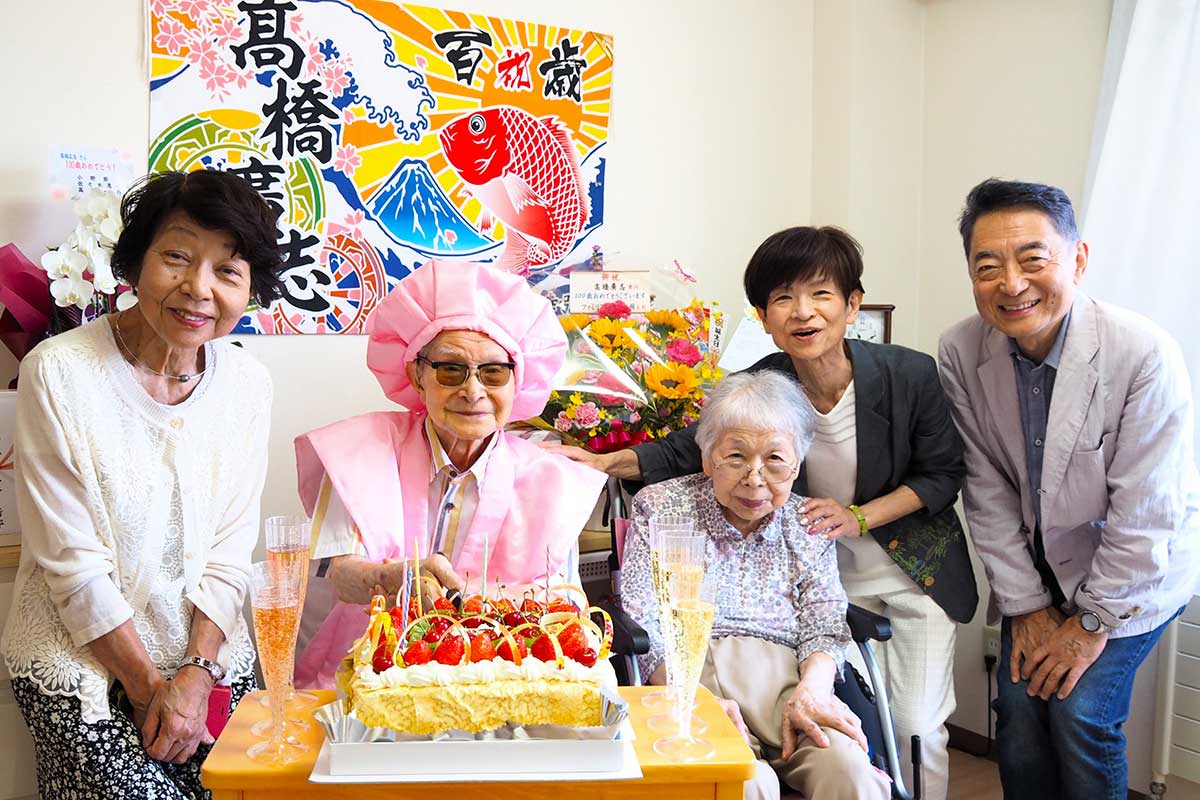 「おめでとう」。廣志さん（左から2人目）の長寿を喜ぶ家族ら