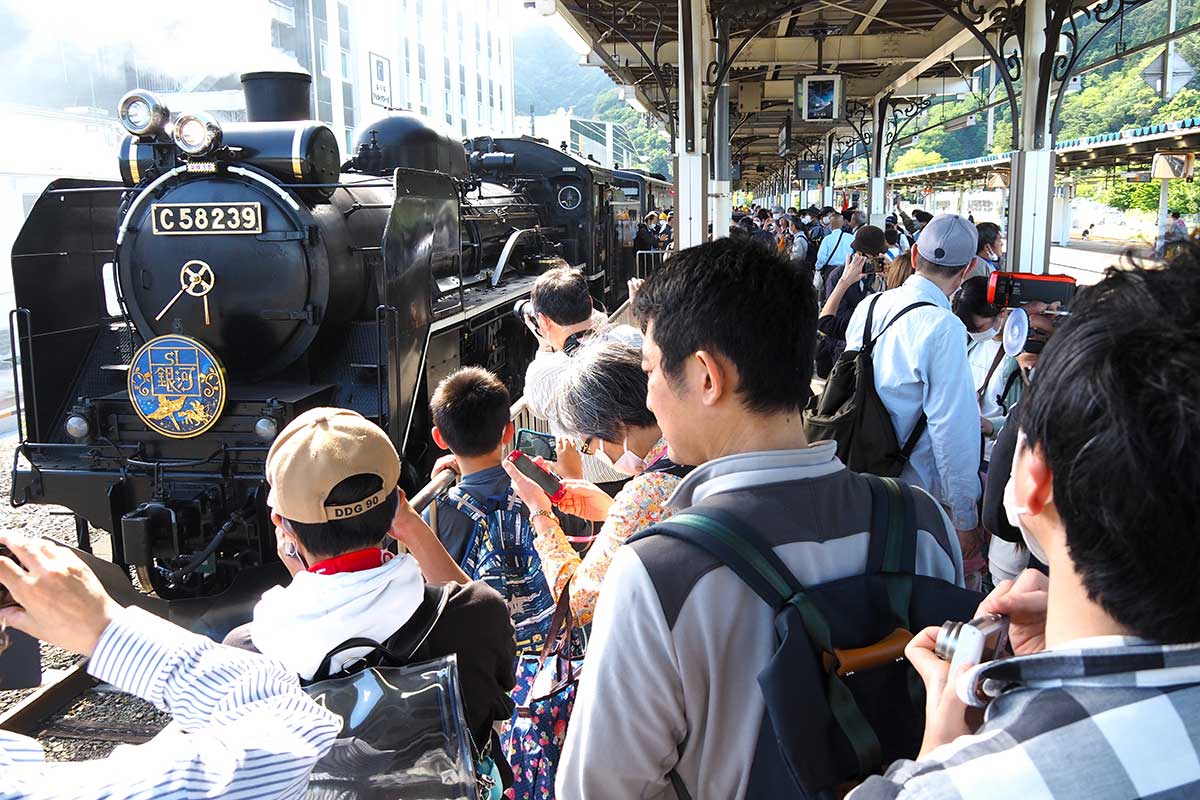 乗客や見物客らでごった返す釜石駅ホーム＝3日