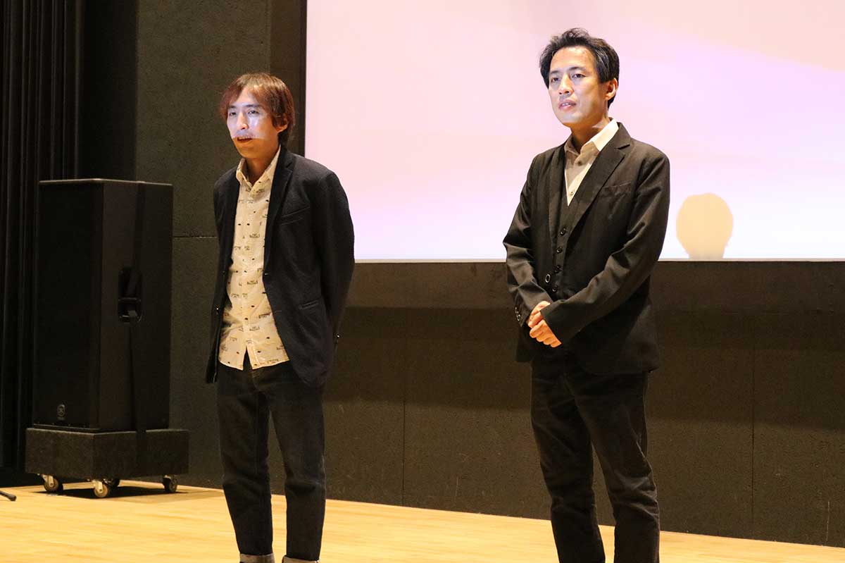 監督を務めた都鳥伸也さん（右）、撮影・編集・ナレーターを担当した兄拓也さん（左）