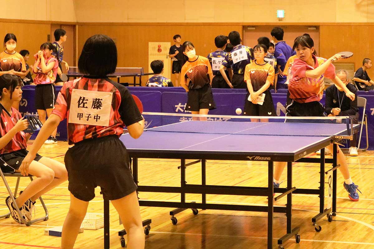 卓球女子団体戦は甲子と大槌の対戦。チームの総力で挑む