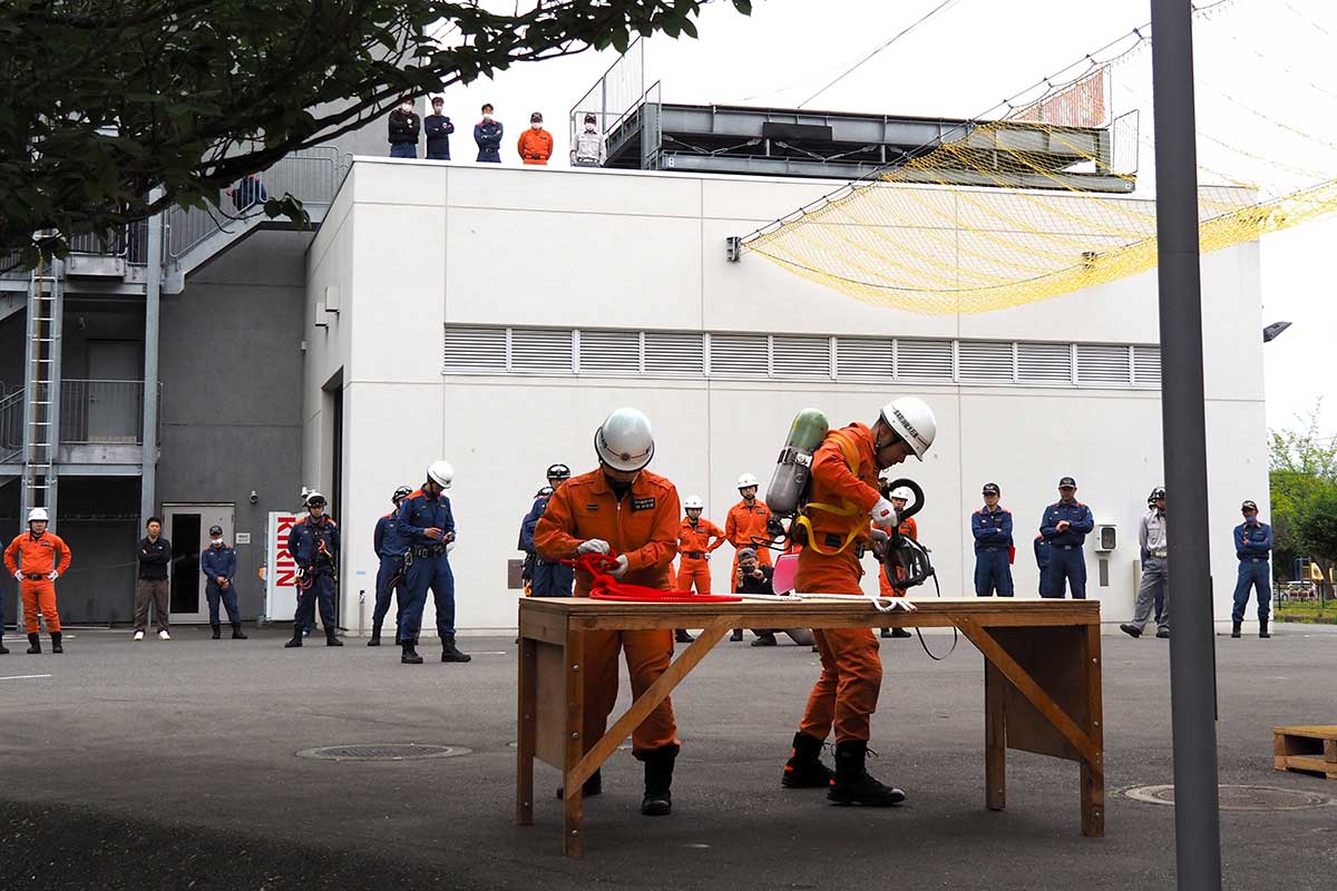 救助技術の練度を確認する釜石大槌地区消防本部の選手