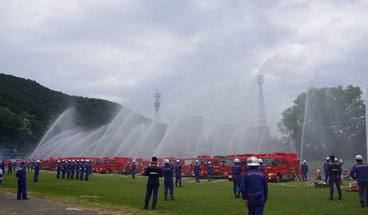 放水訓練も4年ぶりの実施。高々と水柱が上がる（写真提供：釜石市消防課）