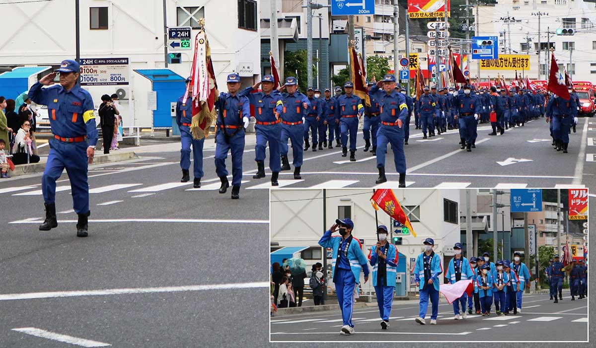 坂本晃団長（左）のもと分列行進を行う団員／市少年消防クラブの児童生徒も行進し、防火思想の普及に協力（右下写真）