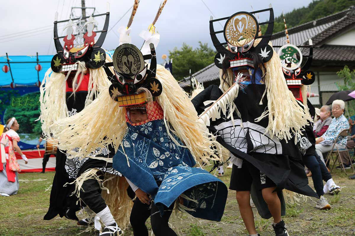 「甲子郷小川しし踊り保存会」の演舞。子どもたちも一生懸命踊った