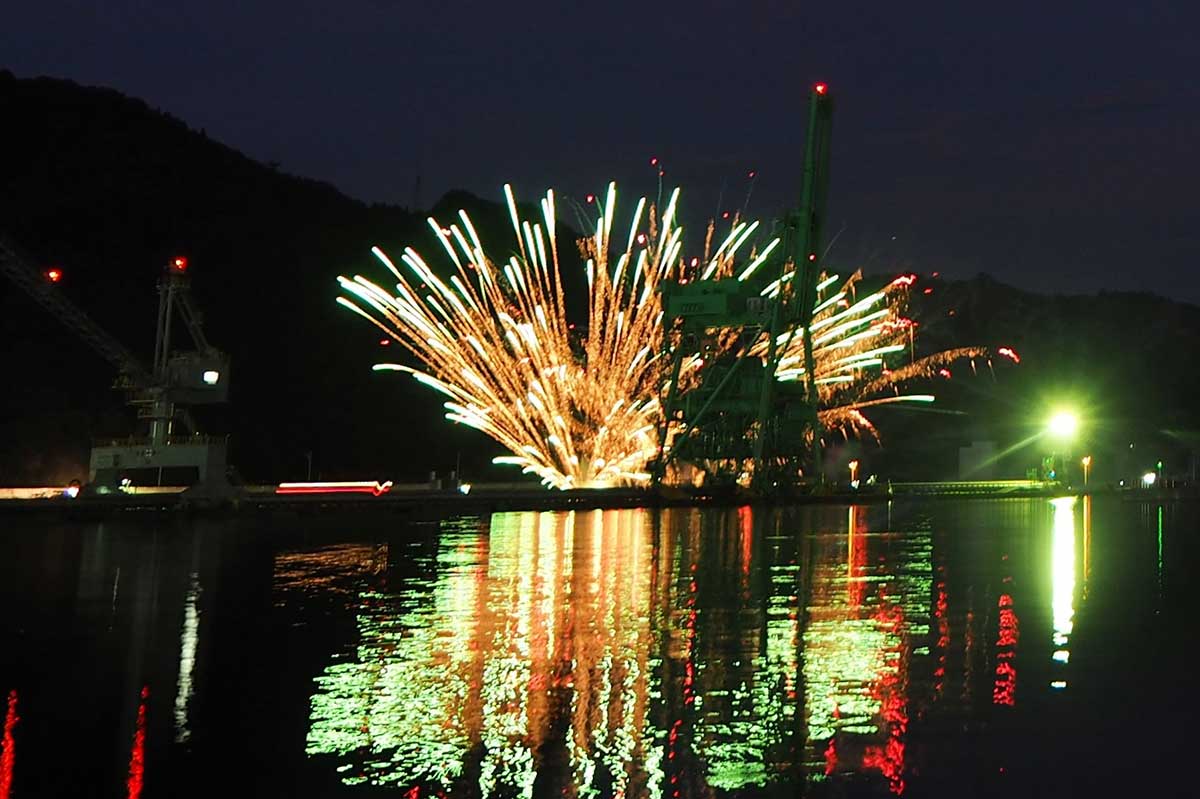 日本製鉄の桟橋クレーンと花火の競演は釜石の花火大会おなじみの光景