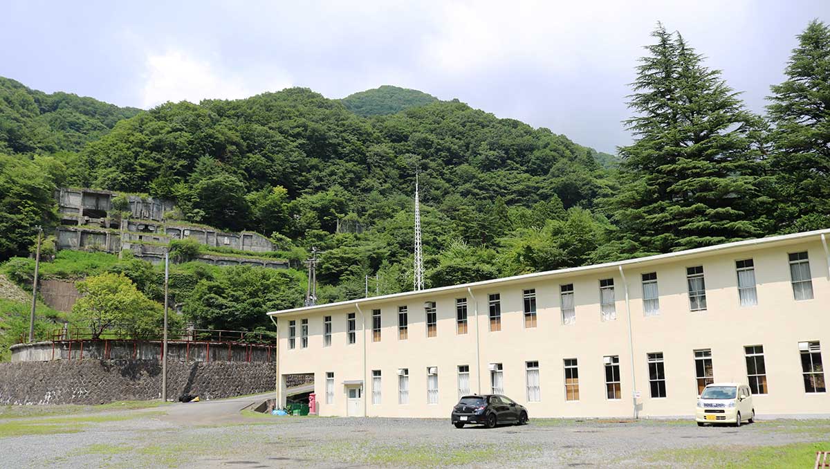 旧釜石鉱山事務所の建物や鉄、銅鉱石の選鉱場跡が残る一帯