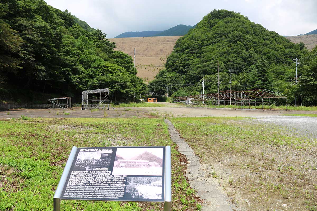 釜石鉱山学園跡地から臨む中ノ沢堆積場（写真正面奥）。積まれているのは選鉱後の不要な砕石