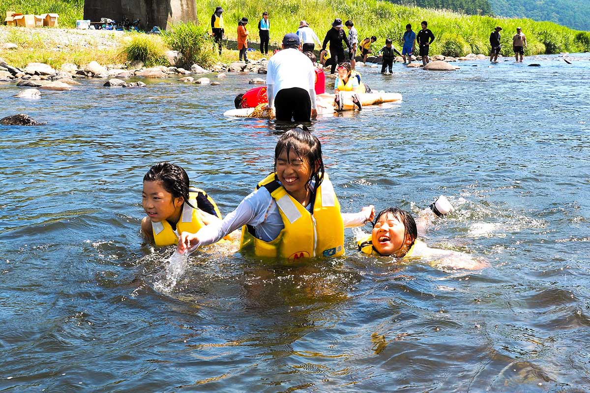 友達と川遊びを楽しんで夏休みの思い出をつくる栗林小の子どもたち