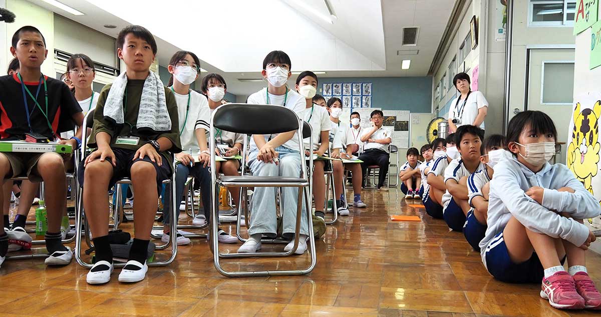 東日本大震災時の津波の映像に見入る子どもたち