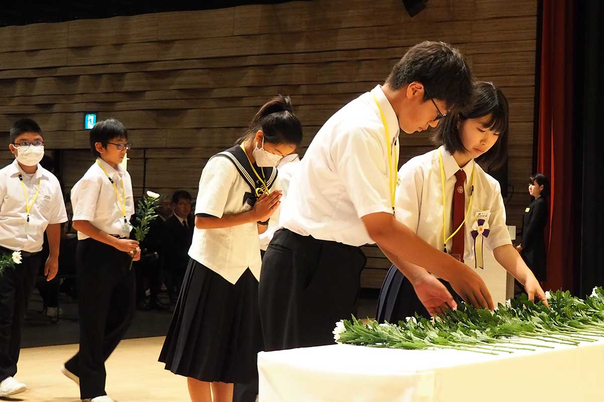 釜石と青森の中学生は平和への思いを発表した後に献花した