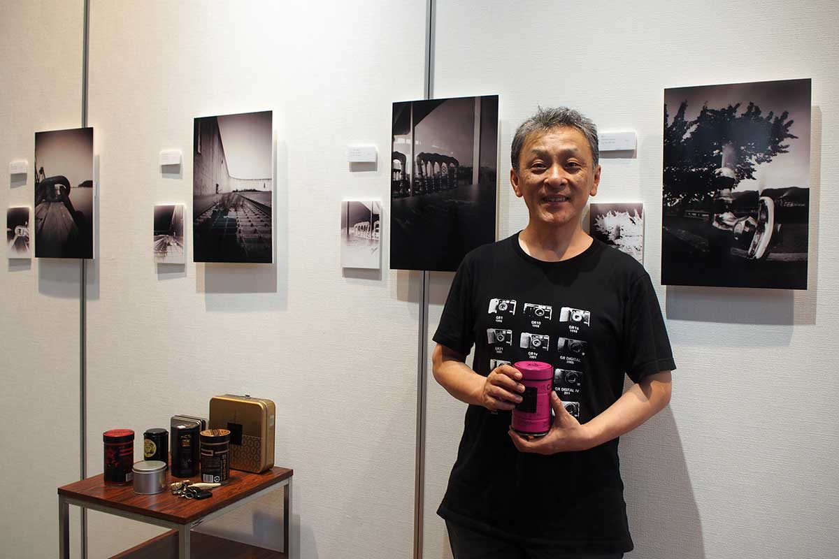 釜石市民ホールTETTOギャラリーで作品を展示する菊池賢一さん