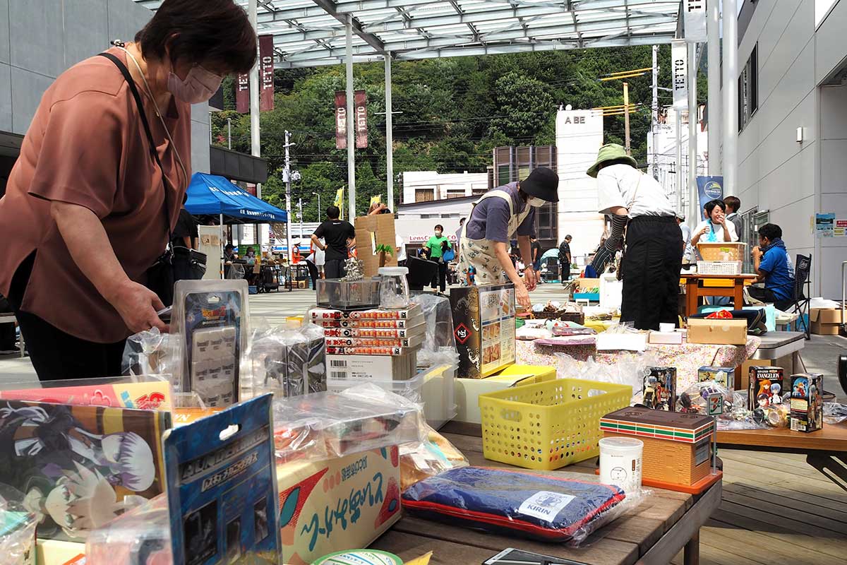 同時開催の百円市には手作り品や掘り出し物が並んだ