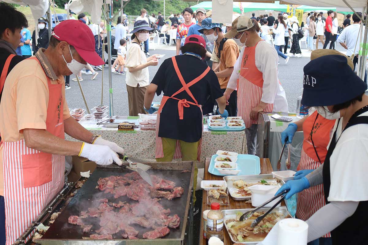 県産牛・豚肉を焼いて無料試食の場を提供した県食肉事業協同組合連合会