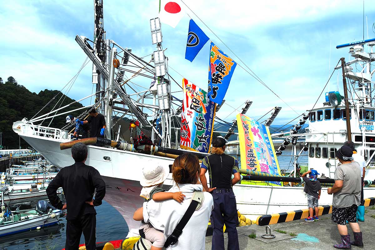 白浜漁港から北海道へ向かうサンマ船「第二十八明神丸」