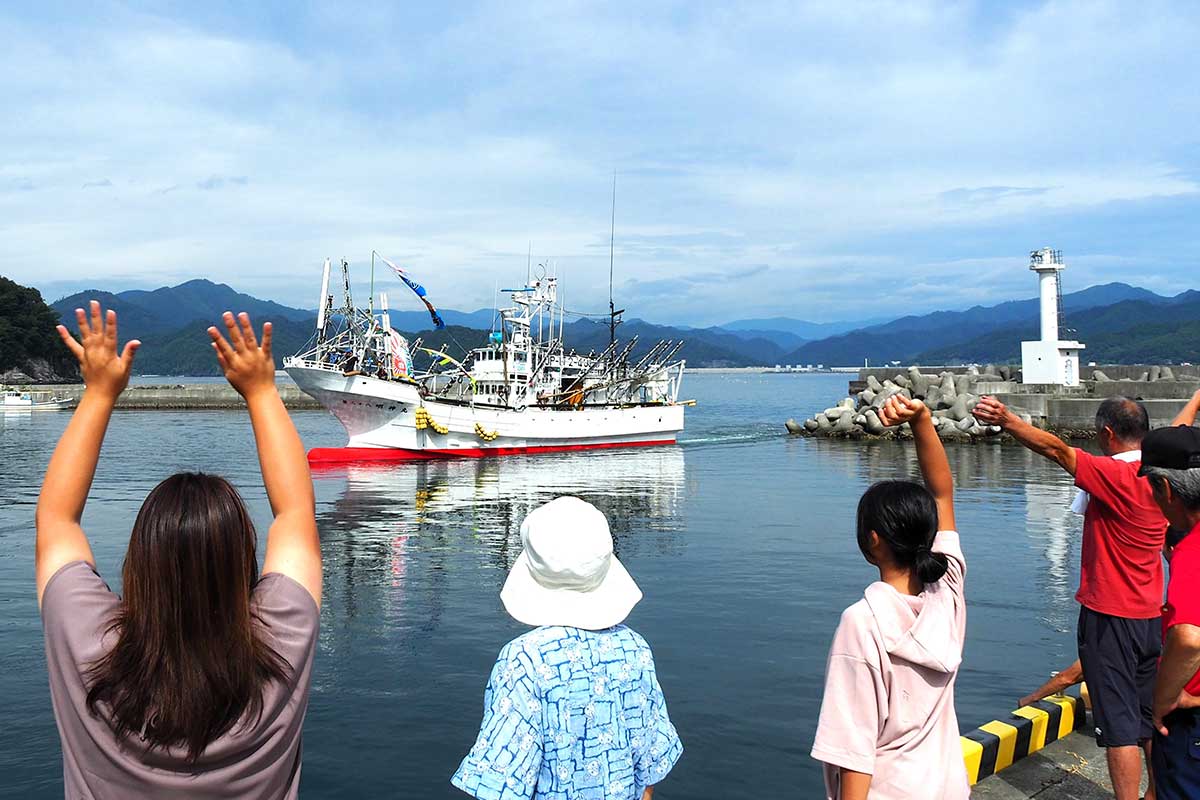 白浜漁港を離れる船を見送る地域住民ら