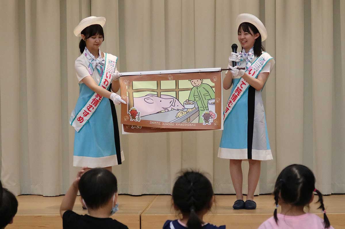 紙芝居を上演する「いわて純情むすめ」の髙橋美有さん（左）と村中咲心さん