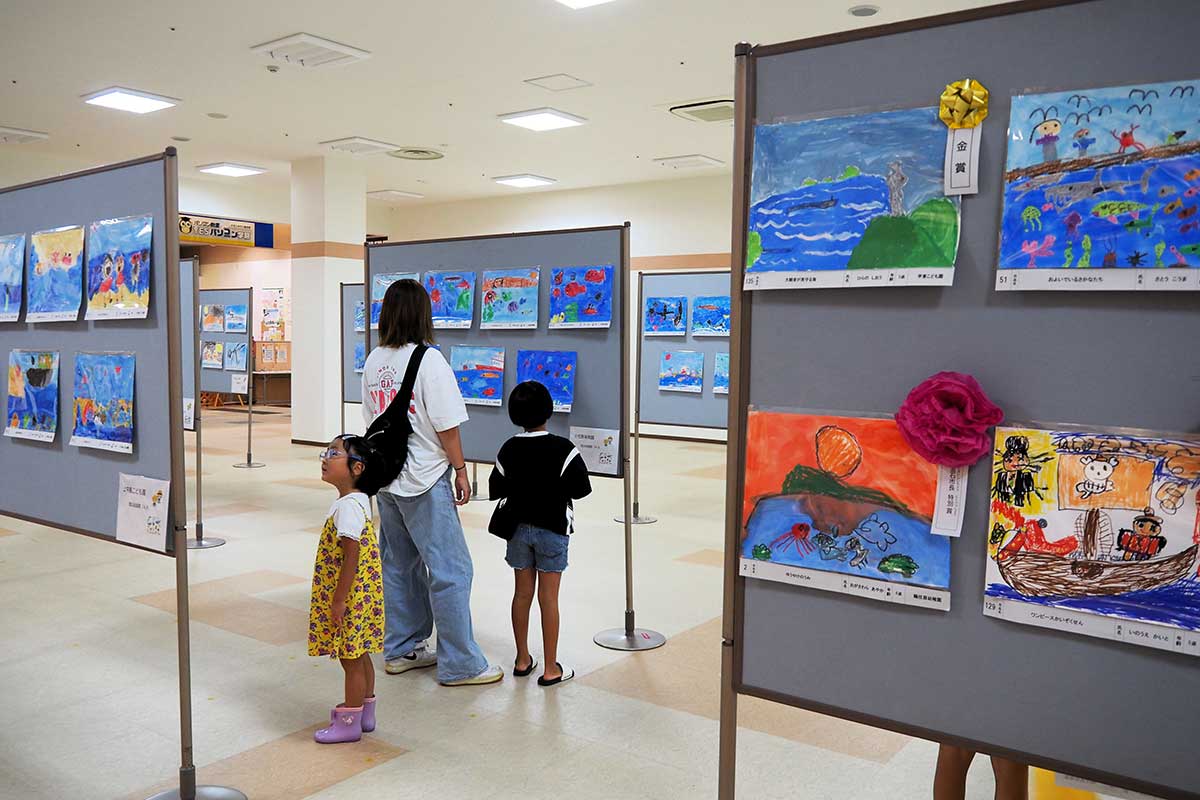 イオンタウン釜石店で開催中の「海の日」絵画コンクール作品展